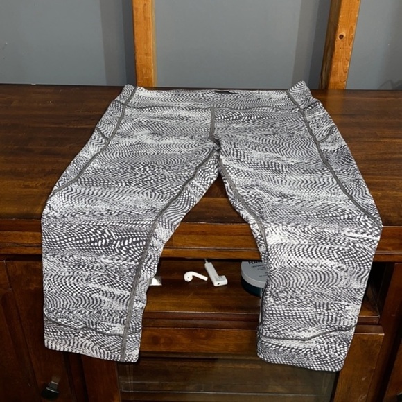 Lululemon Wonder Under Movement Crop in Swerve Vapor Metal Grey SZ 8 - Picture 5 of 10